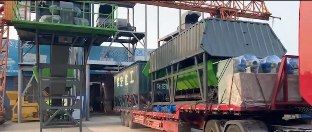 輝宏水泥倉發(fā)貨中 輝宏水泥倉發(fā)貨中